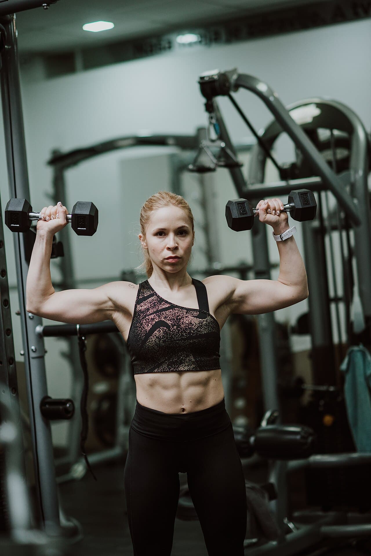 تمرين أكتاف بالدمبل